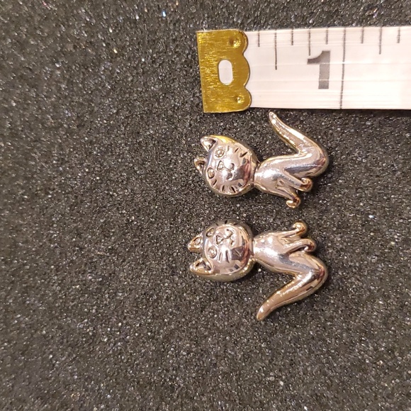 Vintage MJ Earrings - Picture 3 of 4